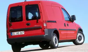 Czerwony Opel Combo C z przyciemnianymi tylnymi szybami i kratką ochronną.