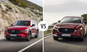 Dwa czerwone SUV-y Mazda CX-5 i Mazda CX-30 pędzą po krętych drogach, porównując swoje możliwości.
