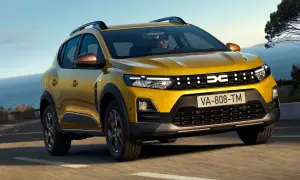Żółty Dacia Sandero na drodze nad morzem. Sprawdź atrakcyjną dacia sandero cena!