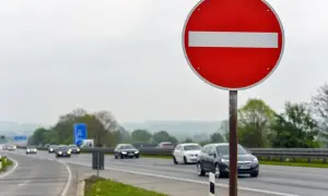 Znak "zakaz wjazdu" ostrzega przed niebezpieczną jazdą pod prąd. Grozi za to wysoki mandat.