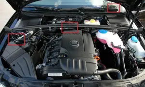 Silnik 2.0 TDI w Seat Exeo. Widoczne elementy układu chłodzenia i osłona silnika.