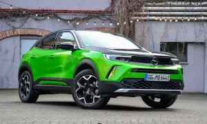 Jaskrawozielony Opel Mokka prezentuje się świetnie, a jego nowoczesny design zachęca do sprawdzenia opinii.