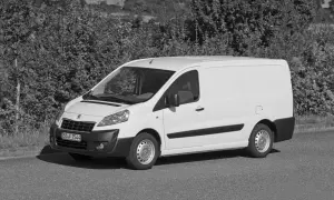 Biały Peugeot Expert na tle zieleni. Poznaj jego praktyczne peugeot expert wymiary, idealne do transportu.