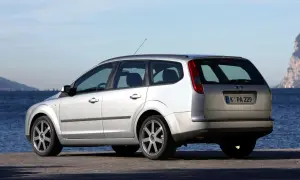 Srebrny Ford Focus MK2 1.6 benzyna na tle błękitnego nieba i morza.