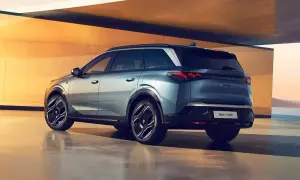 Nowe e-5008 w kolorze niebieskim, z nowoczesnymi światłami i felgami. Wiele osób szuka peugeot 5008 opinie, by poznać ten model.