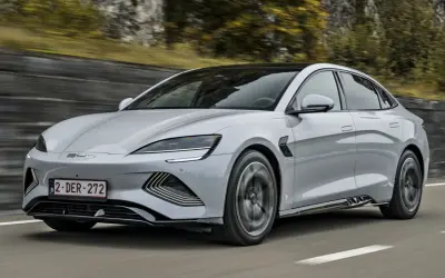 Srebrny BYD Seal jedzie po drodze. Sprawdź atrakcyjną byd seal cenę i dowiedz się więcej o tym elektrycznym sedanie.