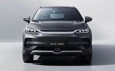 Szary BYD Tang z nowoczesnymi światłami LED. Sprawdź aktualną byd tang cena i dowiedz się więcej o tym elektrycznym SUV-ie.