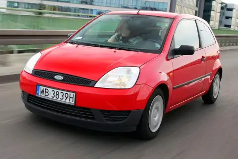 Czerwony Ford Fiesta MK5 w ruchu miejskim.