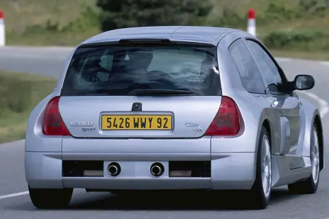 Srebrne Renault Clio V6 z podwójnym wydechem i tablicą rejestracyjną 5426 WWY 92 jedzie po drodze.