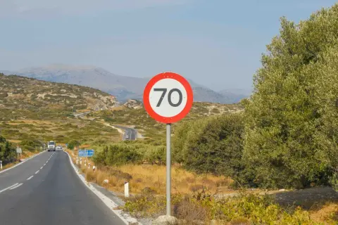 Ile można jechać ciężarówką poza terenem zabudowanym - sprawdź ograniczenia prędkości