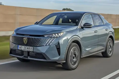 Nowy Peugeot 3008 na drodze. Wiele pozytywnych peugeot 3008 opinie potwierdza jego atrakcyjny wygląd i komfort jazdy.
