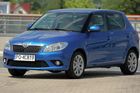 Niebieska Skoda Fabia 2025, zgrabny hatchback, gotowy na miejskie przygody.