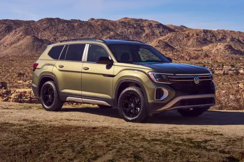 Zielony VW Atlas na tle pustynnego krajobrazu.