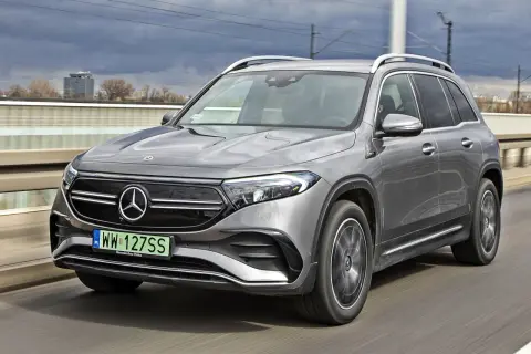 Szary Mercedes EQB jedzie po moście.