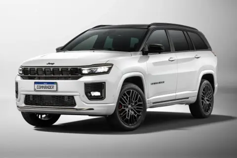 Biały Jeep Commander z czarnym dachem i przyciemnianymi szybami, na czarnych felgach. Limitowana edycja tego SUV-a prezentuje się imponująco.