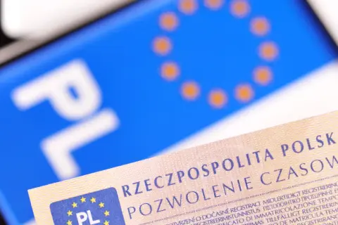 Dowód rejestracyjny tymczasowy, czy trzeba mieć przy sobie dowód rejestracyjny? Dokument z PL i gwiazdkami UE.