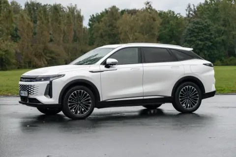 Biały SUV Omoda 9 na mokrej nawierzchni. Sprawdź, jaka jest omoda 9 cena i czy warto zainwestować w ten model.