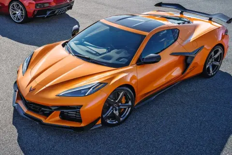 Pomarańczowy Chevrolet Corvette C8 na torze. Sprawdź, jaka jest corvette c8 cena i możliwości tego sportowego auta.