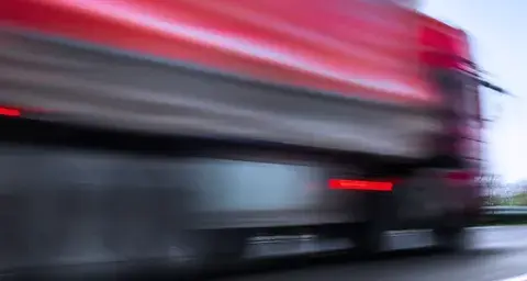 Czy ciężarówki mogą jeździć w niedzielę? Sprawdź ważne przepisy i wyjątki