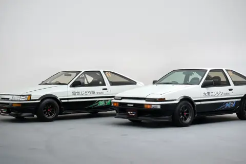 Dwa białe coupe ae86: jeden z napędem elektrycznym (EV), drugi z silnikiem wodorowym (H2).
