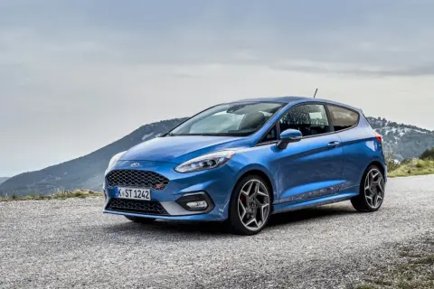 Niebieski Ford Fiesta ST na górskiej drodze. Idealny kompan na każdą **fiesta st**artową przygodę.