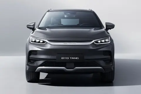 Szary BYD Tang z nowoczesnymi światłami LED. Sprawdź aktualną byd tang cena i dowiedz się więcej o tym elektrycznym SUV-ie.