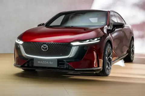 Elegancka, czerwona Mazda 6e z nowoczesnym designem i charakterystycznym grillem.