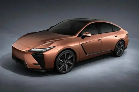 Miedziany Lexus ES 2026 z czarnym dachem i futurystycznymi światłami.