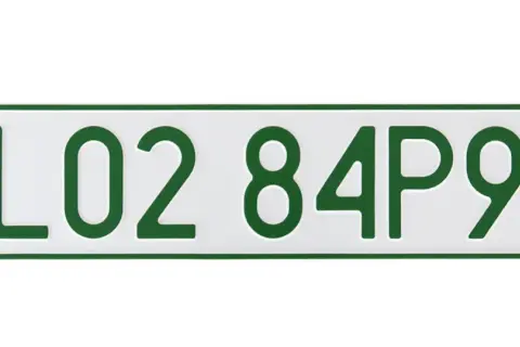 Tablica rejestracyjna L02 84P95. Data pierwszej rejestracji w dowodzie może być powiązana z tym numerem.