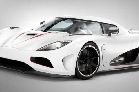 Biały Koenigsegg Agera R z czerwonymi akcentami, sportowy, luksusowy samochód.