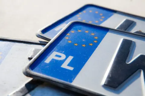 Zbliżenie na polskie tablice rejestracyjne z symbolem Unii Europejskiej. Gotowe do cwl rejestracja.