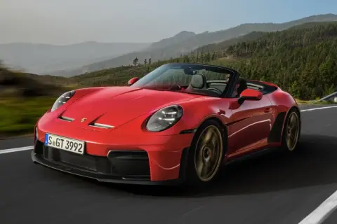 Czerwony kabriolet Porsche 911 GT3 na górskiej drodze. Sprawdź aktualną porsche 911 cena.