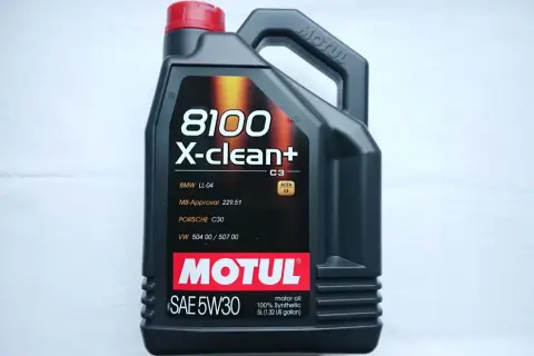 Czarna bańka oleju silnikowego Motul 8100 X-clean+ 5W30 z czerwonym korkiem.