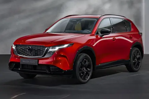 Czerwona Mazda CX-5 2026 z czarnymi felgami i detalami, prezentująca nowoczesny design SUV-a.