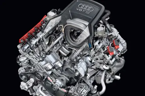 Przekrój silnika Audi V8 FSI z widocznymi tłokami, zaworami i układem wtrysku paliwa.