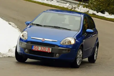 Niebieski Fiat Punto na drodze, z widoczną czerwoną rejestracją SO 320 B.