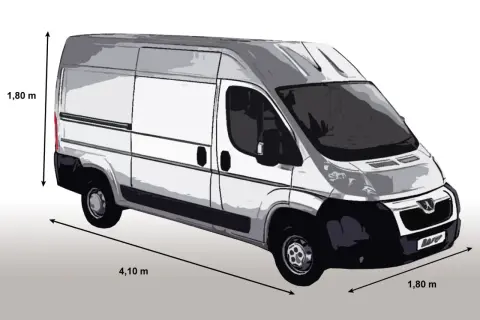 Biały van Peugeot Boxer, z wymiarami 4,10 m długości i 1,80 m wysokości, gotowy do transportu.