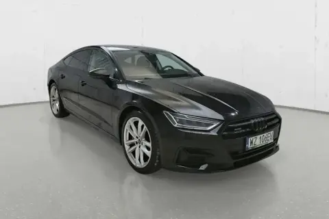 Eleganckie, czarne Audi A7 Sportback na jasnym tle. Sprawdź aktualną audi a7 cena i znajdź swój wymarzony samochód.