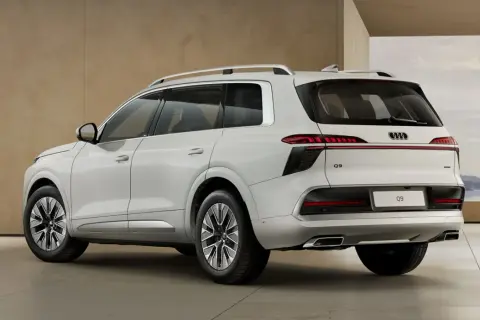 Białe Audi Q9 z eleganckimi światłami LED i chromowanymi detalami. Sprawdź aktualną audi q9 cena i zamów już dziś!