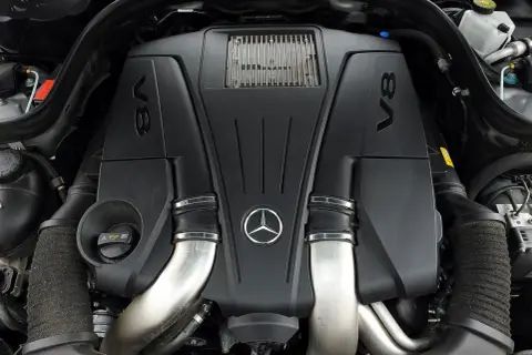 Silnik V8 z emblematem Mercedesa, serce mocnego w212 coupe.