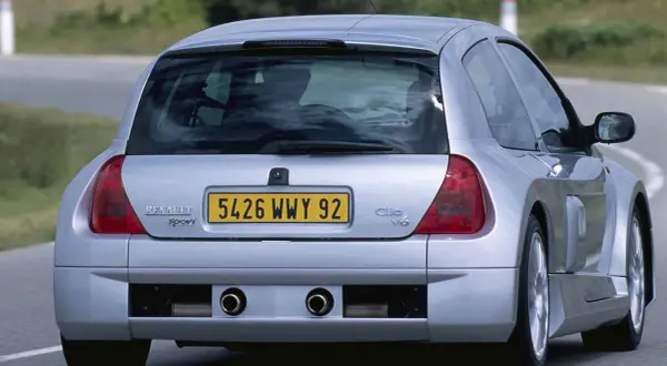 Srebrne Renault Clio V6 z podwójnym wydechem i tablicą rejestracyjną 5426 WWY 92 jedzie po drodze.