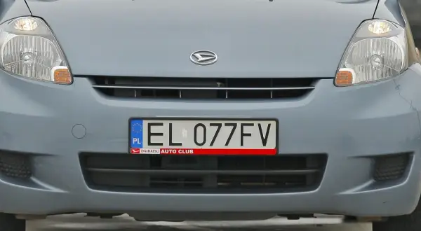 Przód błękitnego samochodu z widocznym logo Daihatsu i tablicą rejestracyjną EL 077FV.