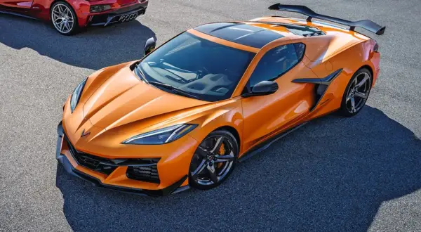 Pomarańczowy Chevrolet Corvette C8 na torze. Sprawdź, jaka jest corvette c8 cena i możliwości tego sportowego auta.