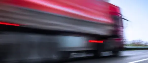 Czy ciężarówki mogą jeździć w niedzielę? Sprawdź ważne przepisy i wyjątki