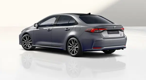 Szary sedan Toyota Corolla GR Sport z czarnym dachem i sportowymi felgami, prezentujący dynamiczną sylwetkę.