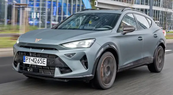 Szary Cupra Formentor w ruchu miejskim. Wiele osób szuka opinii o tym modelu, a ten egzemplarz wygląda świetnie.
