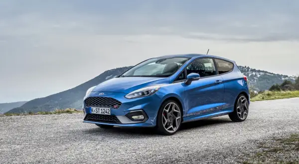 Niebieski Ford Fiesta ST na górskiej drodze. Idealny kompan na każdą **fiesta st**artową przygodę.