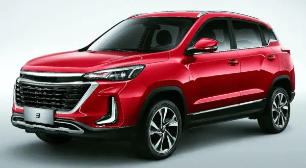 Czerwony SUV z nowoczesnym grillem i światłami. Idealny wybór dla szukających nowych samochodów do 100 tys.