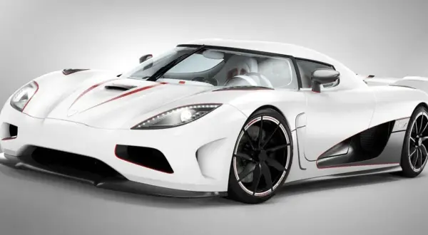 Biały Koenigsegg Agera R z czerwonymi akcentami, sportowy, luksusowy samochód.