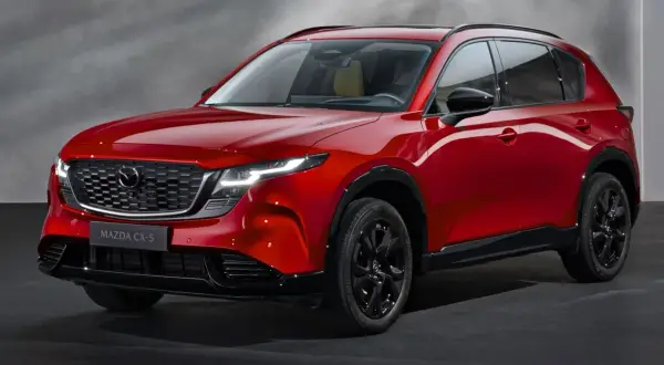Czerwona Mazda CX-5 2026 z czarnymi felgami i detalami, prezentująca nowoczesny design SUV-a.